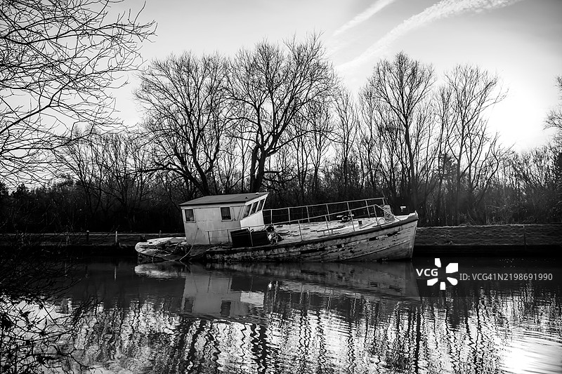 沉没的船图片素材