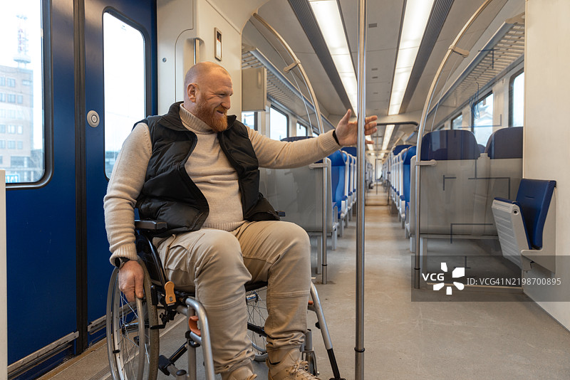 一名坐轮椅的铁路工人在进行铁路基础设施的调查图片素材