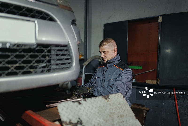 机械师在车库工作坊进行汽车维护图片素材