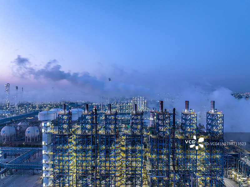 夜间的石油炼油厂图片素材