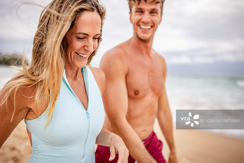 微笑的朋友们在悉尼邦迪海滩享受夏日，漫步在沙滩上，感受海洋的氛围图片素材