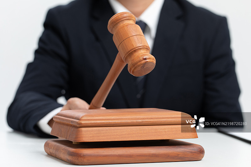 西装，商务，手势，法槌，法律图片素材