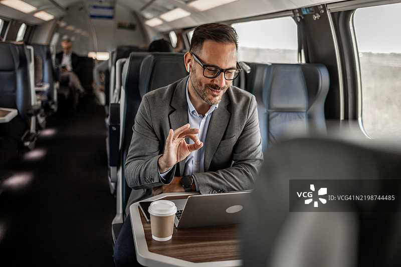 在火车通勤期间进行视频通话的商人图片素材