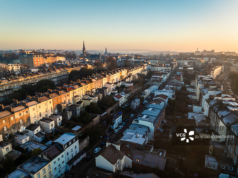 英国布里斯托尔的天际线在日出时分熠熠生辉图片素材