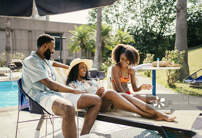 一家人在酒店泳池旁晒太阳图片素材