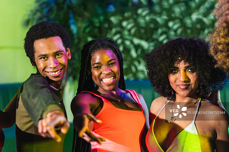 年轻的多民族朋友们在迪斯科舞厅享受夜晚的乐趣图片素材