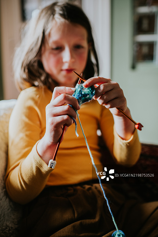 一个孩子学习编织图片素材