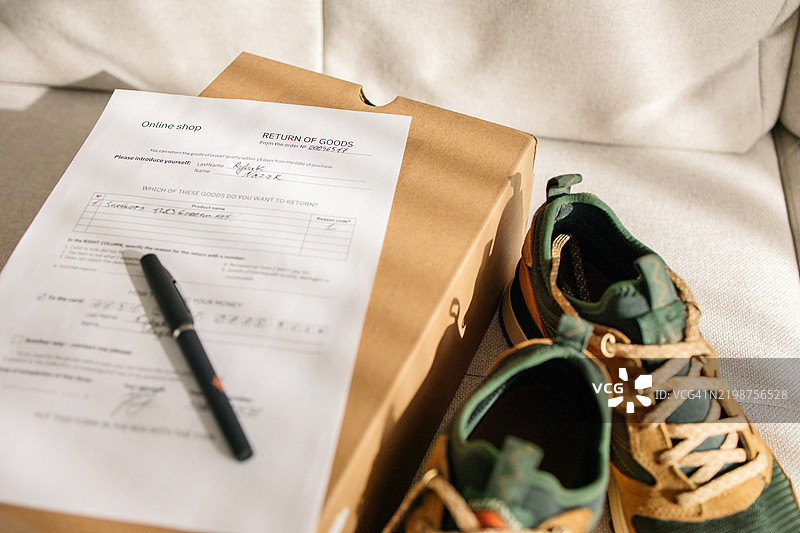 全新运动鞋与在线商店的退货表格图片素材