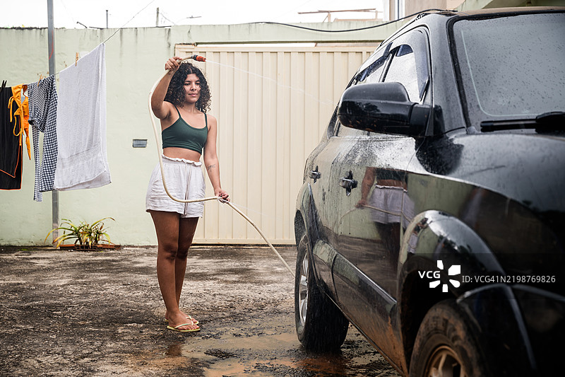 女人在家洗车图片素材