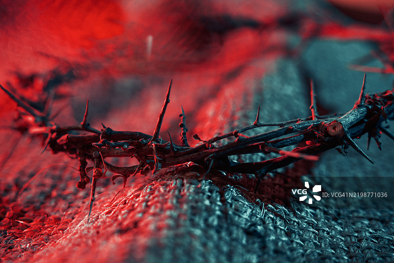 为复活节概念而戏剧性照明的荆棘冠图片素材