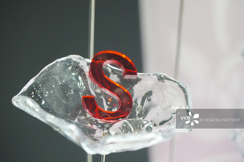 丙烯红色字母S图片素材