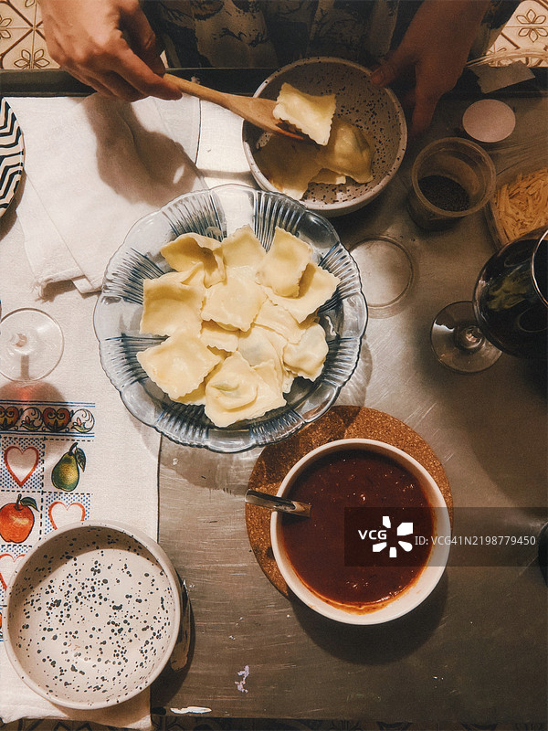 高角度视角下的人们在桌子上用餐，巴西图片素材