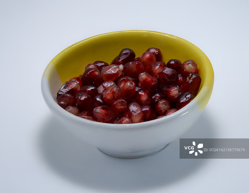 白色背景下碗中的水果特写图片素材