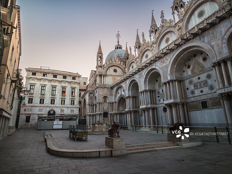 狭小的狮子广场宽角度视图，以其18世纪的大理石狮子雕像而闻名，清晨时分空无一人，背景是喷泉和圣马可大教堂的外立面，联合国教科文组织世界遗产 - 威尼斯 - 威尼托 - 意大利。图片素材
