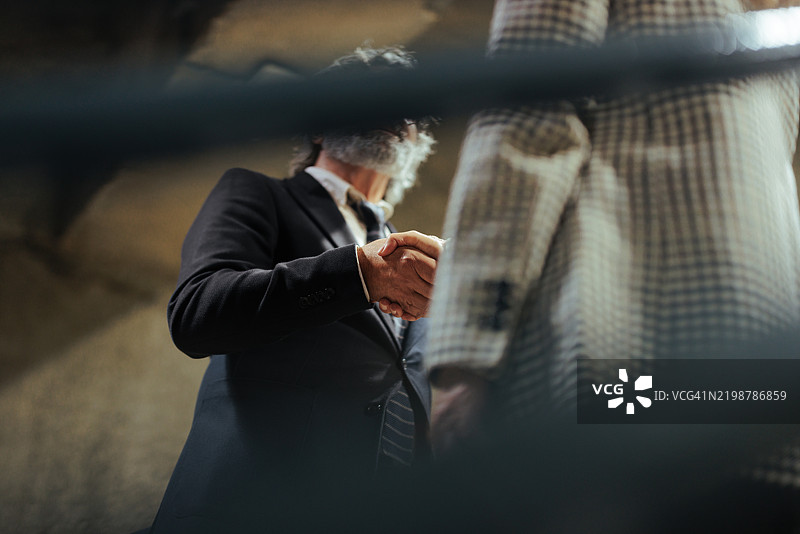 商务人士握手达成协议图片素材