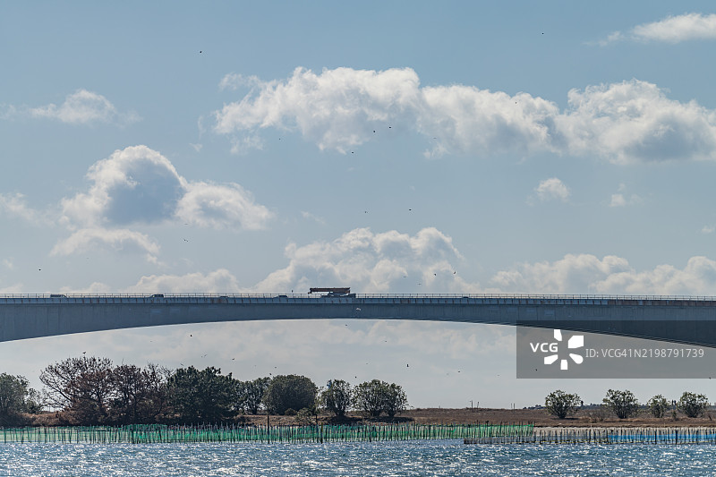 日本滨松市湖上的城市道路桥梁图片素材