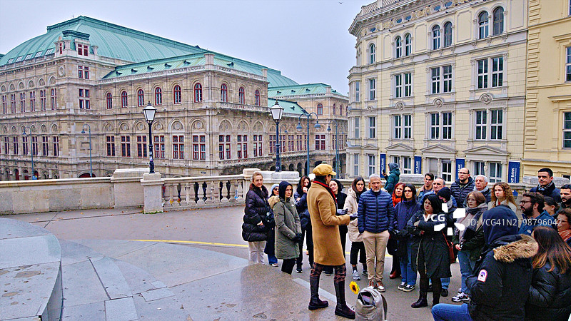 游客人群。维也纳歌剧院。图片素材