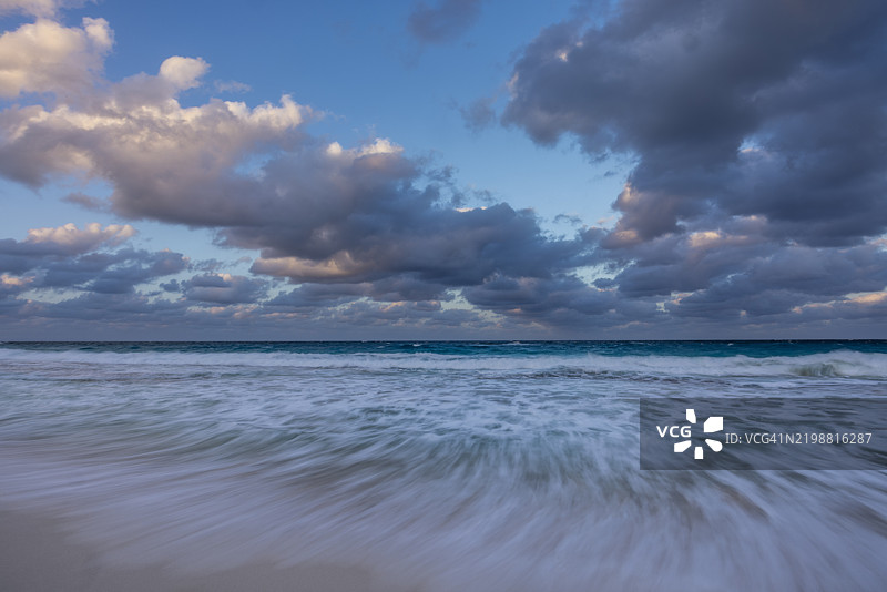 运动中的海浪与日落云彩，巴哈马埃克苏马群岛图片素材