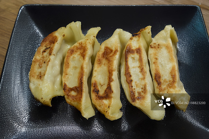 煎饺（日本：焼き餃子；中国：锅贴）图片素材