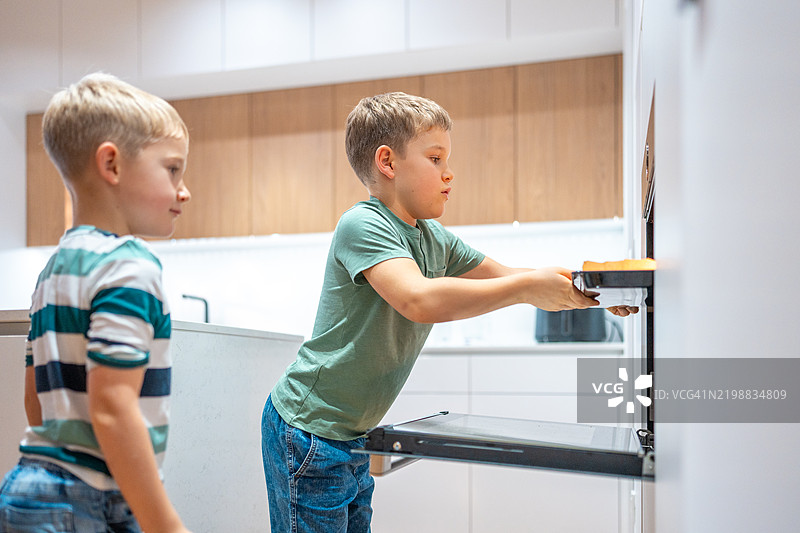 白人兄弟在家厨房烘焙饼干图片素材