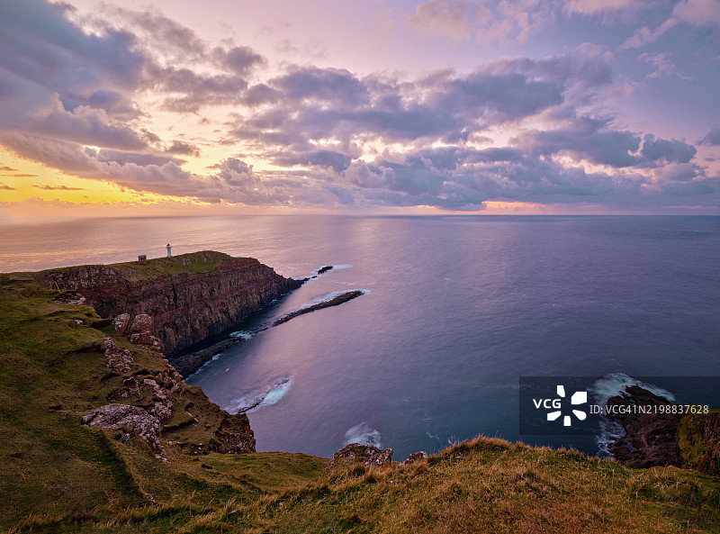 法罗群岛日落时的阿克拉贝格灯塔景观。图片素材