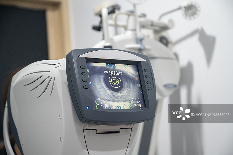 一台正在工作的自动折射仪。自动折射仪是一种用于验光的设备，用于测量眼睛的屈光不正。图片素材