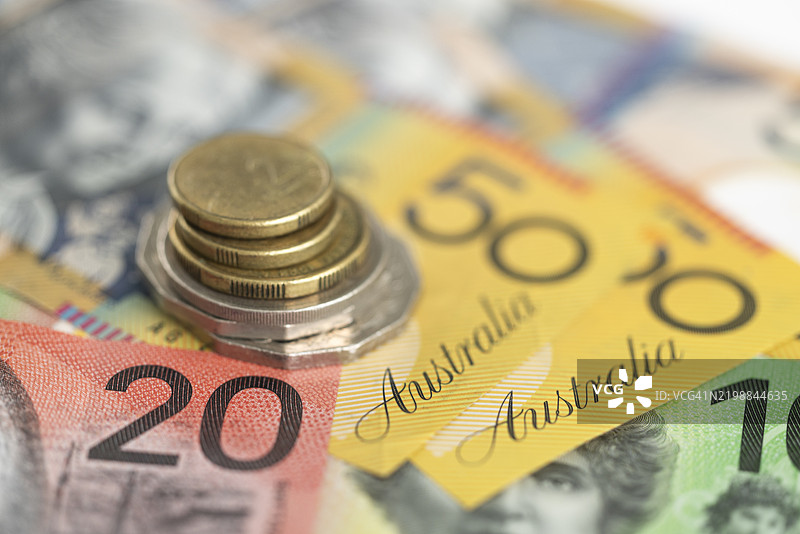 澳大利亚元纸币和硬币。特写澳大利亚元硬币和纸币。图片素材