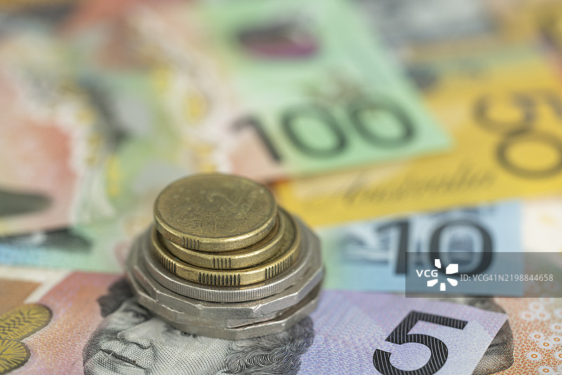 澳大利亚元纸币和硬币。特写澳大利亚元硬币和纸币。图片素材