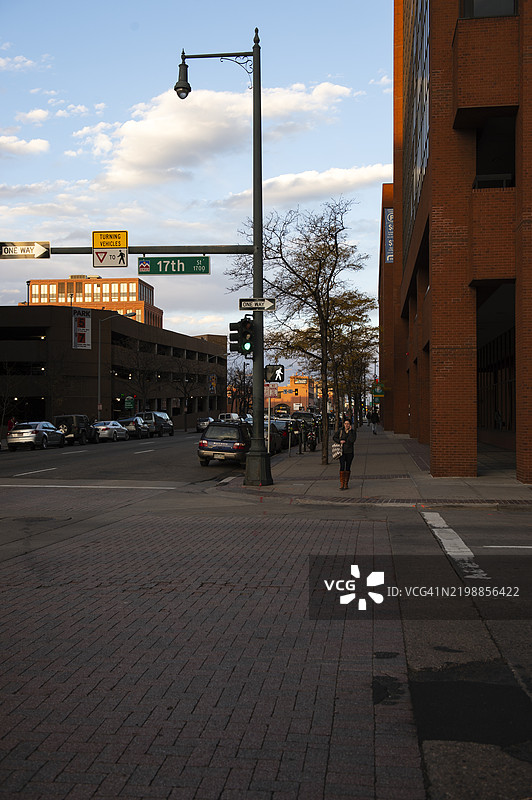 丹佛市中心的人们在行走图片素材