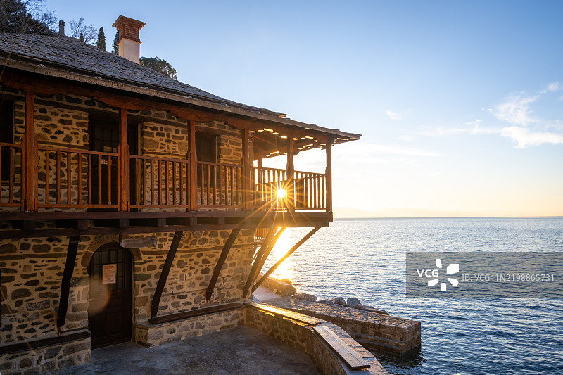 希腊阿索斯山上的乡村海边石建筑日落景色图片素材