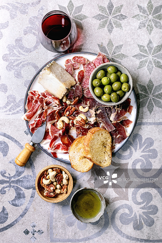 搭配伊比利亚火腿的小吃拼盘图片素材