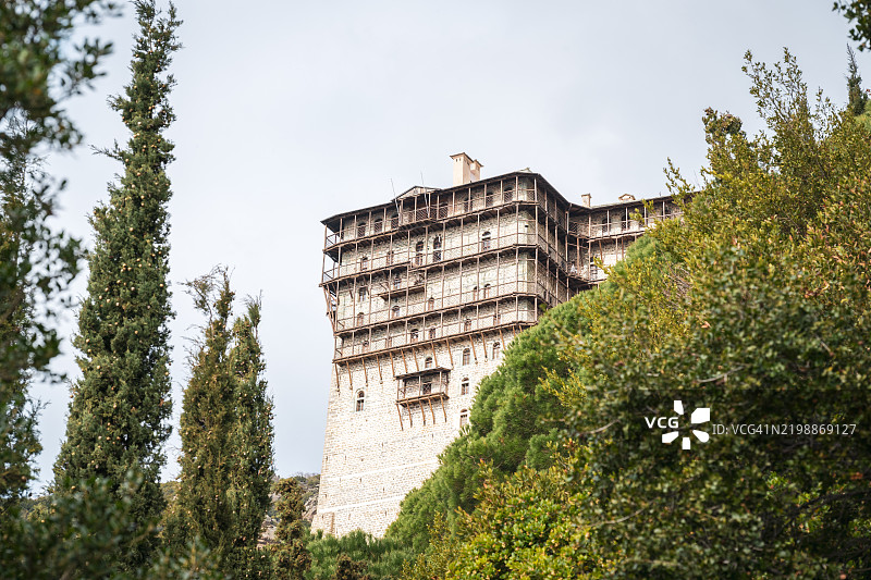 西蒙诺佩特拉修道院从郁郁葱葱的环境中显现出来图片素材