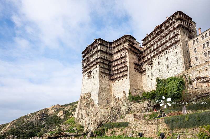 从低角度看坐落在岩石山崖上的西蒙诺佩特拉修道院图片素材
