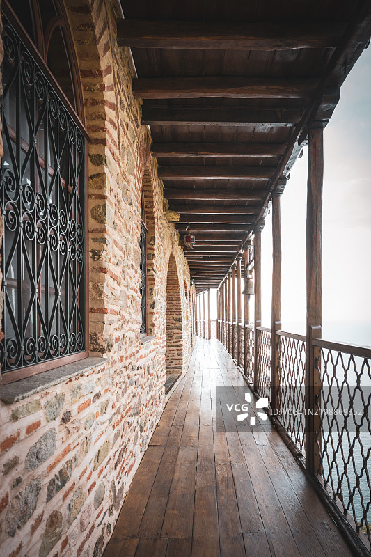 西蒙诺佩特拉修道院的砖砌走廊，配有华丽的铁栏杆图片素材
