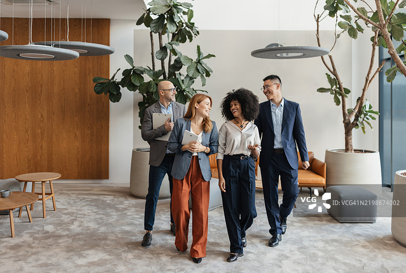 一群专业人士享受富有成效的互动图片素材