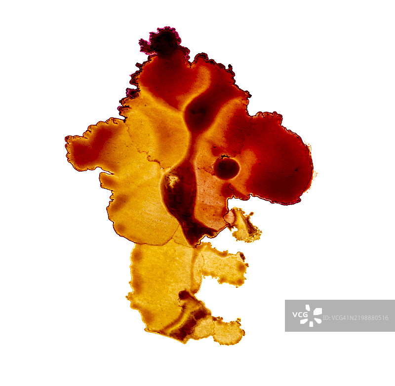 红色和黄色的墨水滴在白色画布上滑动。图片素材