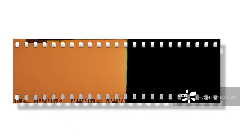 未曝光的35毫米彩色负片在白色背景上。图片素材