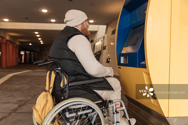 一位坐轮椅的通勤者在荷兰购买火车日票图片素材