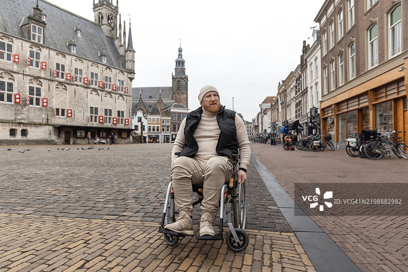 冬季为轮椅使用者提供的豪达城市短途旅行图片素材