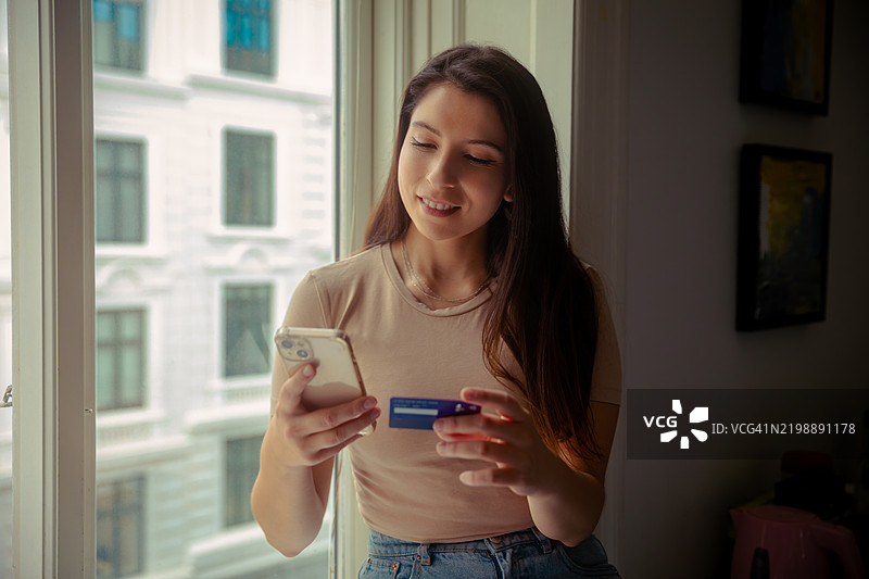 年轻女性正在用卡片网上购物图片素材
