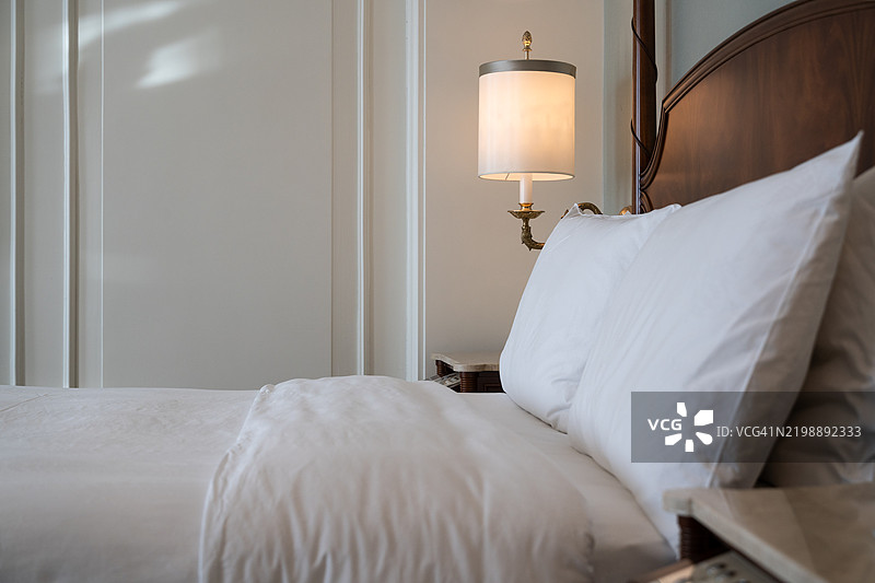 酒店里的床图片素材