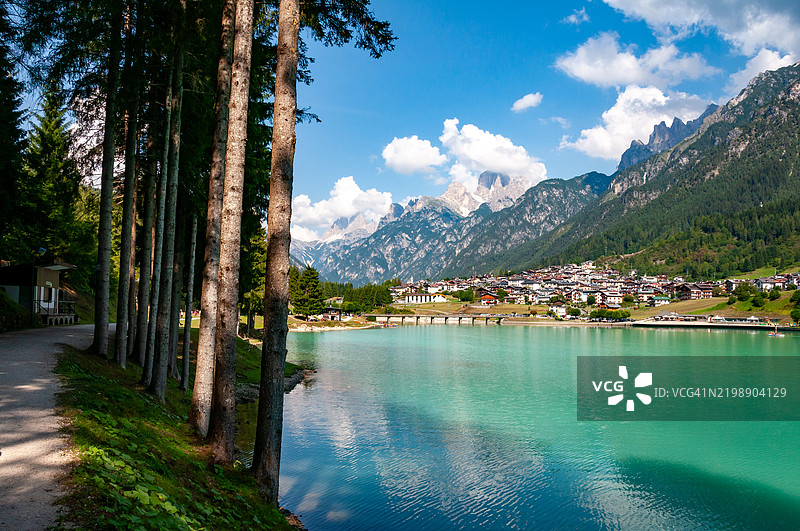 阿乌伦佐湖，背景是塞斯托多洛米蒂山脉图片素材