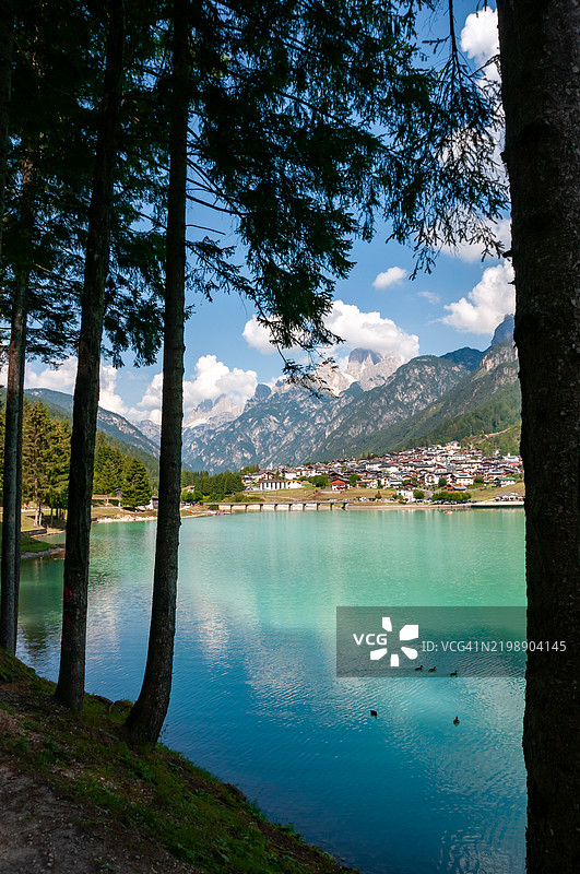 卡多雷的奥伦佐湖，背景是塞斯托多洛米蒂山脉图片素材
