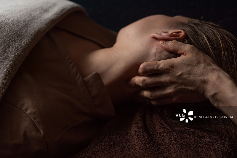 颈部按摩特写。图片素材