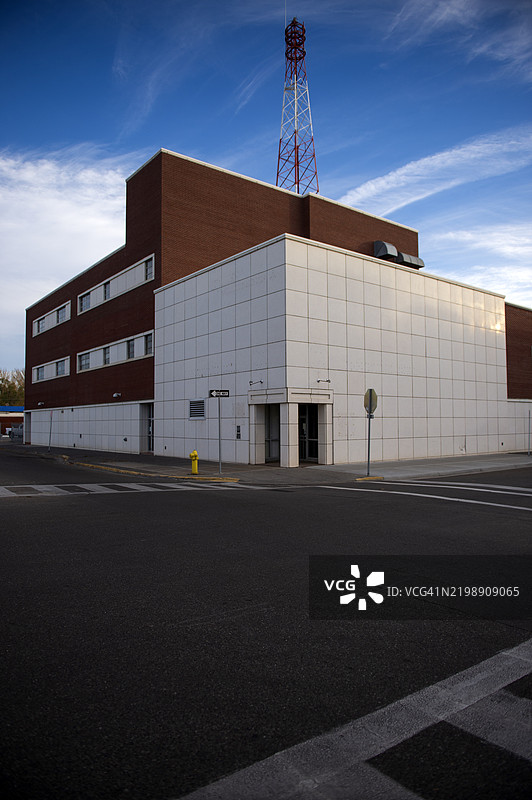 爱达荷福尔斯市中心建筑上的无线电塔图片素材