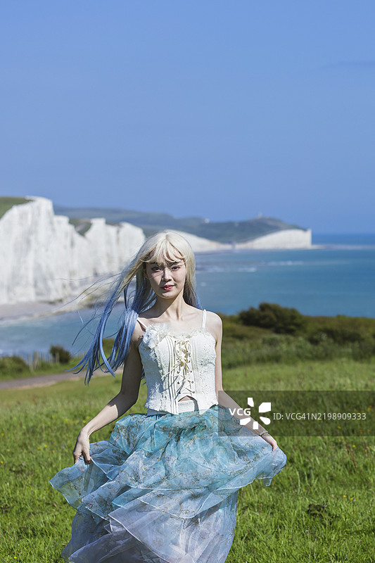 在英国布莱顿的七姐妹悬崖旁，一位美丽的日本女孩的肖像图片素材