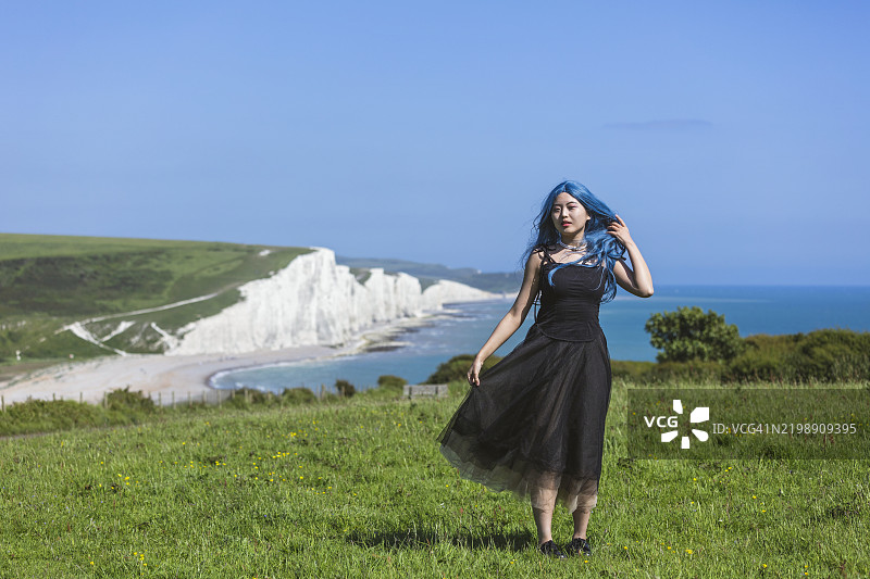 在英国布莱顿的七姐妹悬崖旁，一位美丽的日本女孩的肖像图片素材