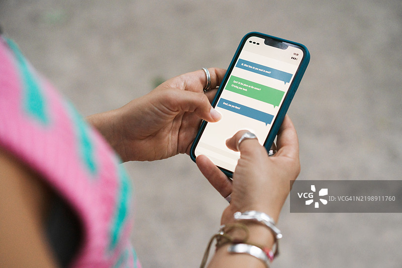 女性近距离使用智能手机发送短信图片素材