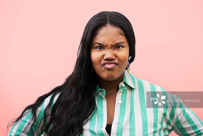 女性在彩色背景下做出面部表情图片素材