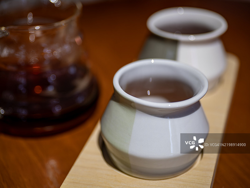 安静的咖啡时光，经典陶瓷杯和咖啡壶图片素材